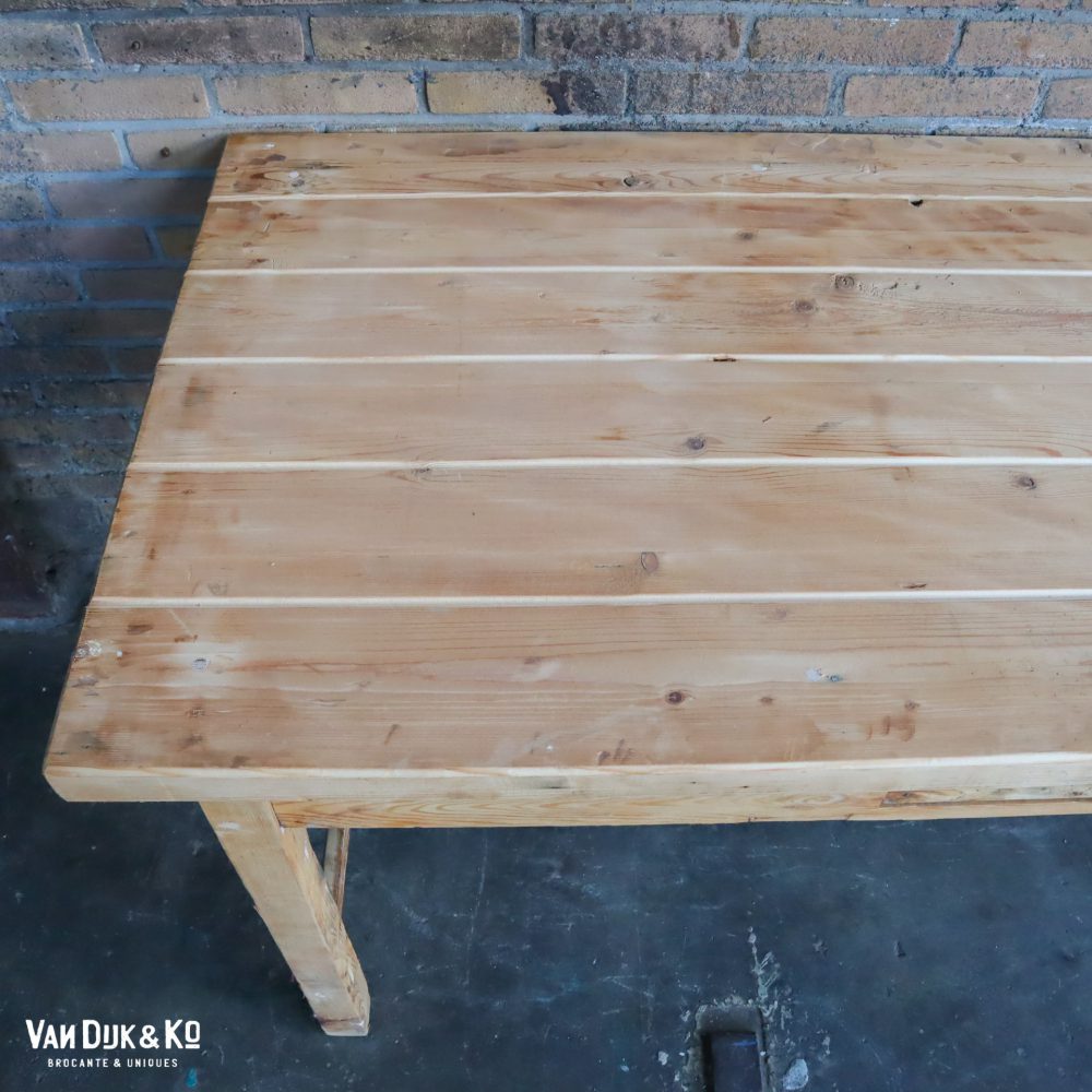 Houten tafel met lades