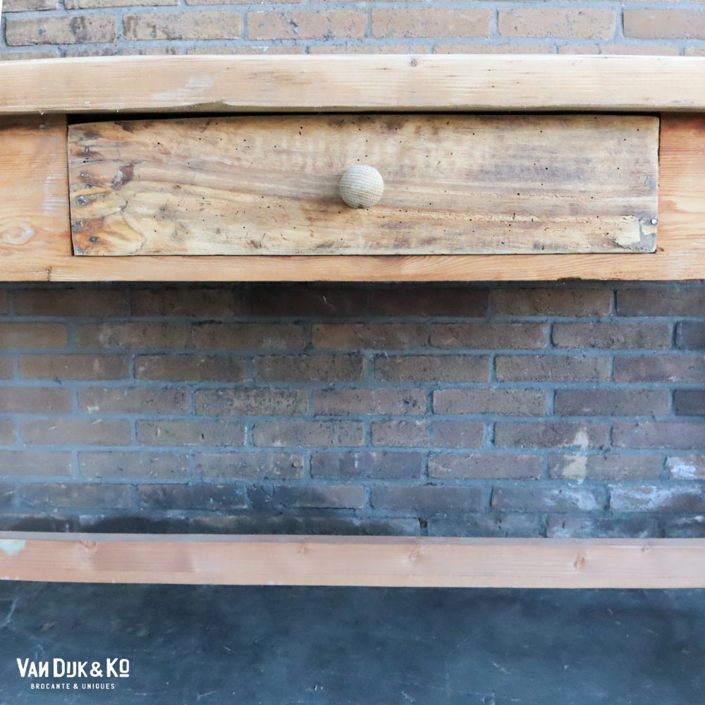 Houten tafel met lades