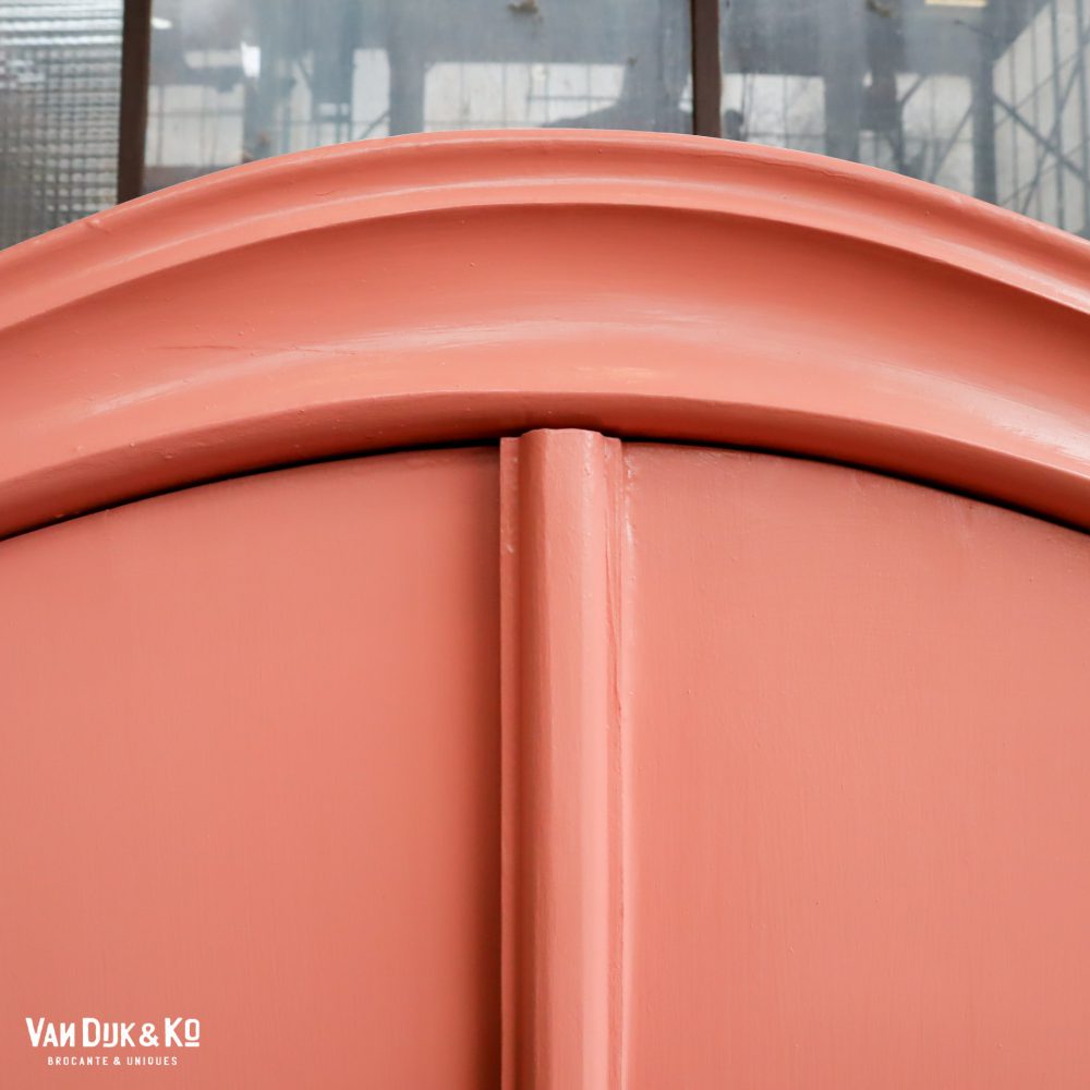 Roze vitrinekast