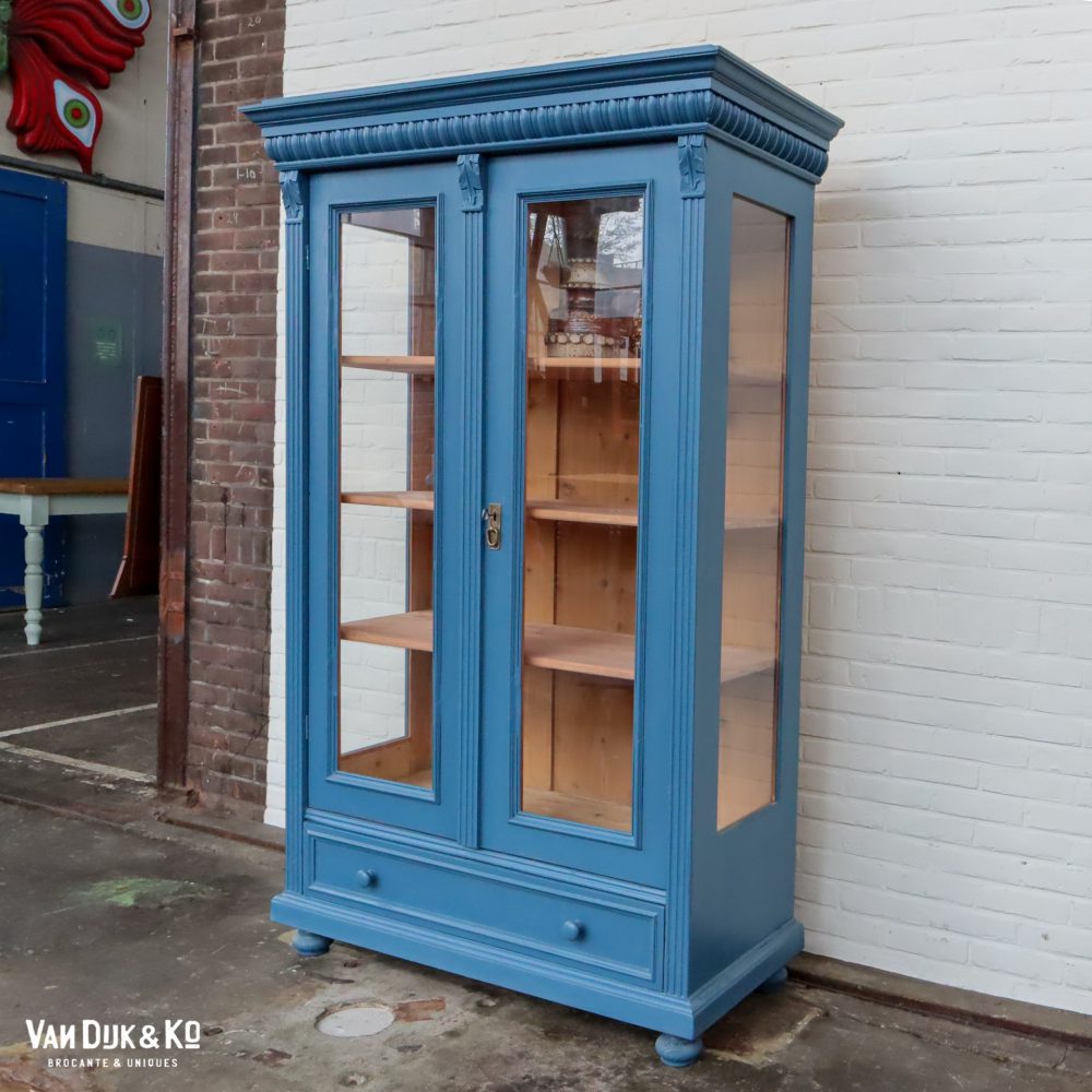 Blauwe vitrinekast