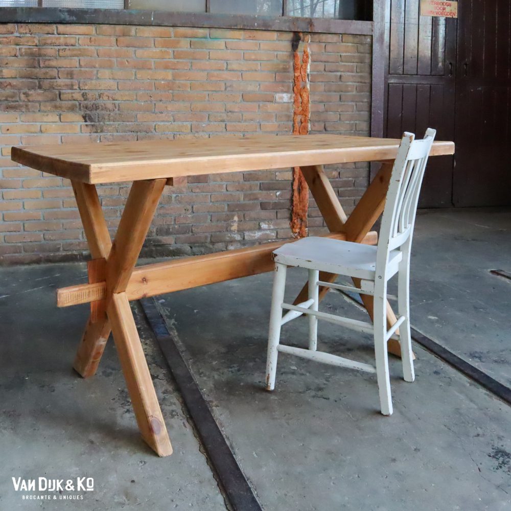 houten kruispoot tafel