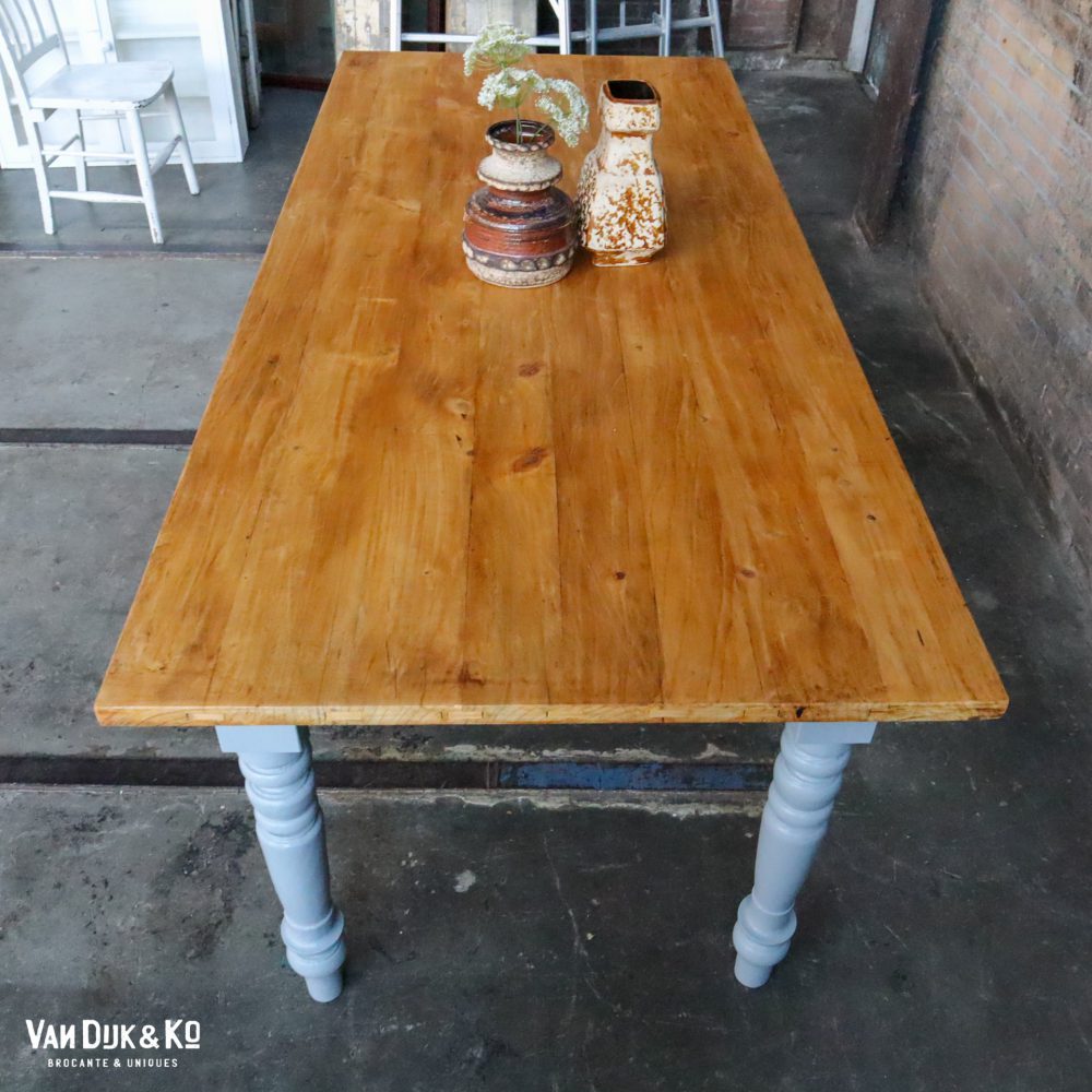 Houten tafel met grijs onderstel - Afbeelding 3