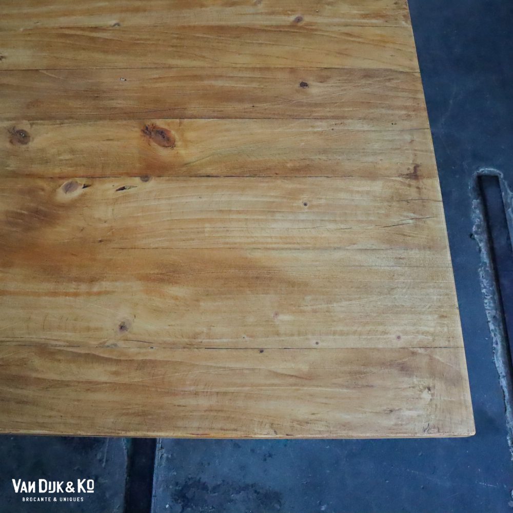 Houten tafel met grijs onderstel - Afbeelding 4