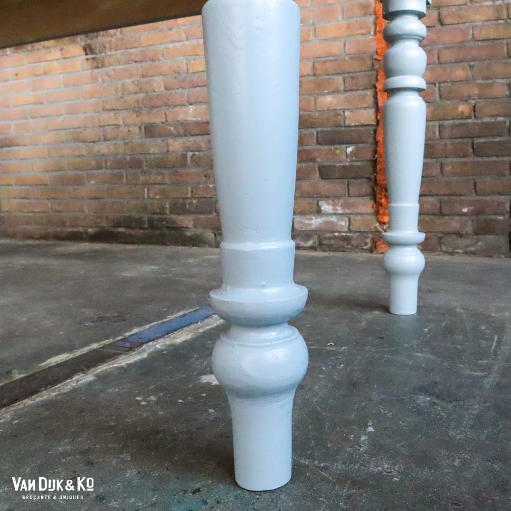Houten tafel met grijs onderstel - Afbeelding 6