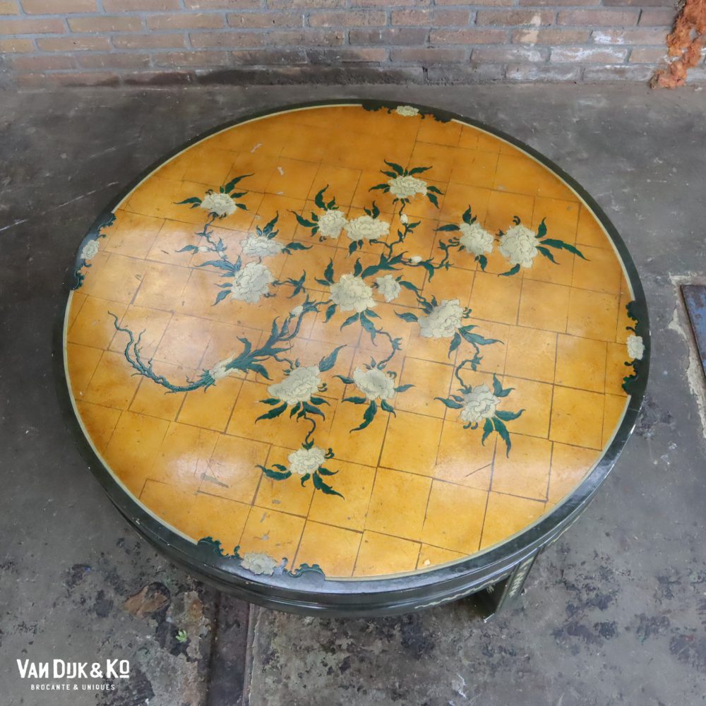 Vintage salontafel met bloemen