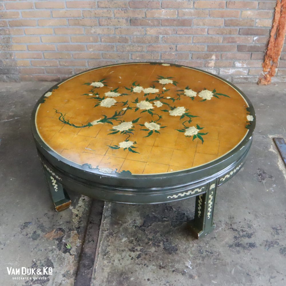 Vintage salontafel met bloemen