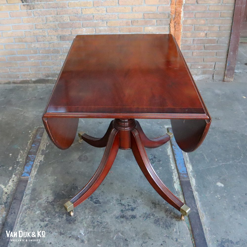 Uitschuifbare vintage tafel