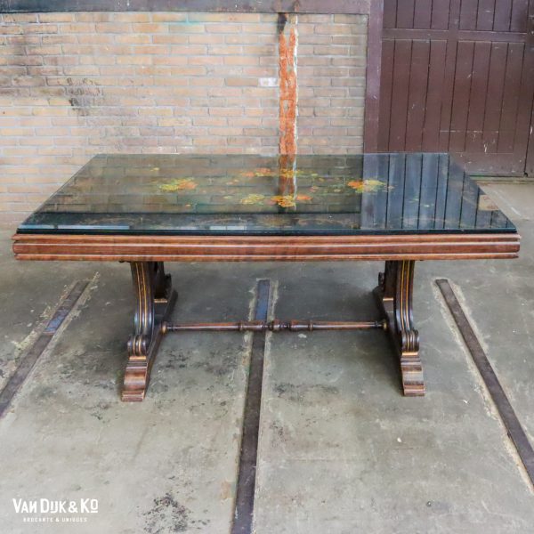 Vintage tafel met beschilderd blad