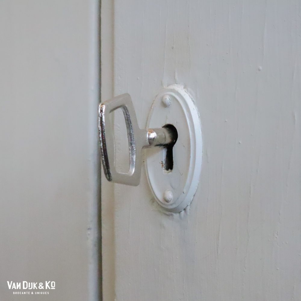 Witte houten vitrinekast - Afbeelding 10