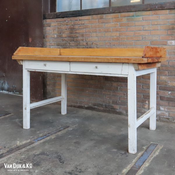 Brocante werktafel met opstaande rand