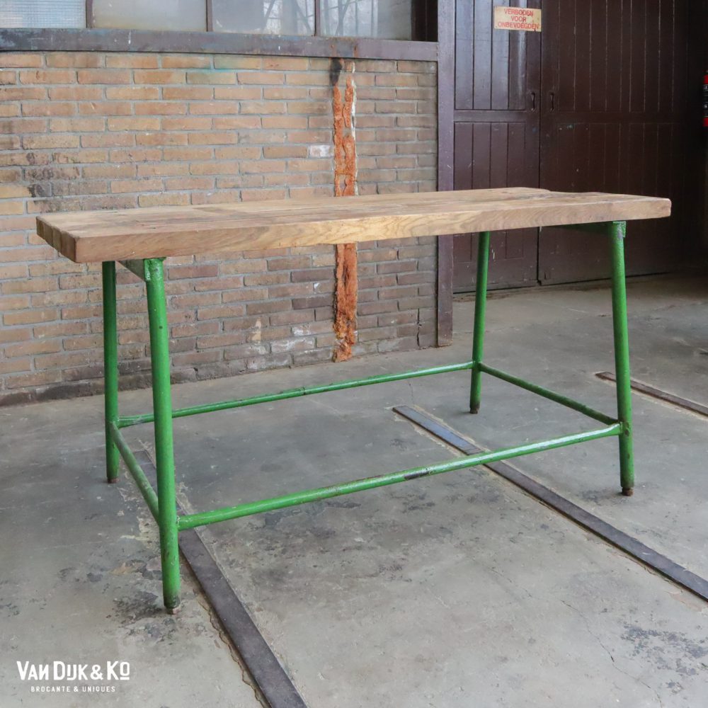 Industriële tafel met houten blad