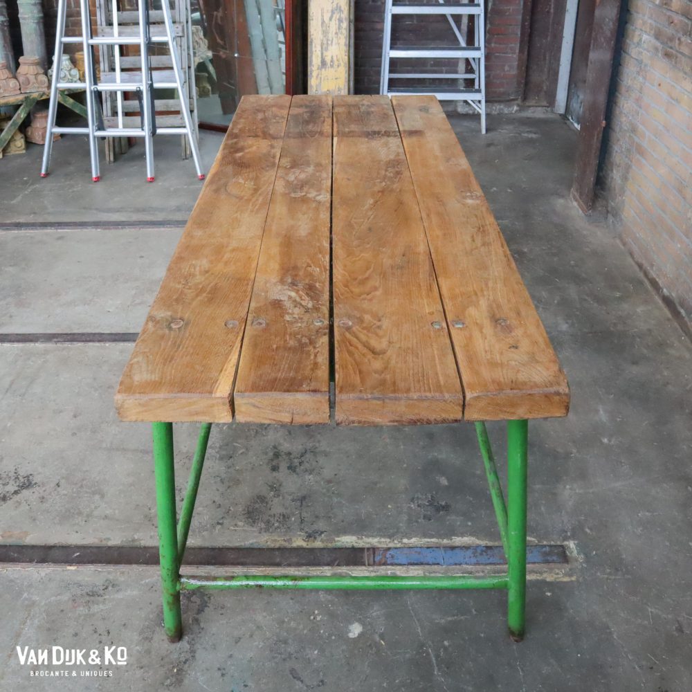 Industriële tafel met houten blad