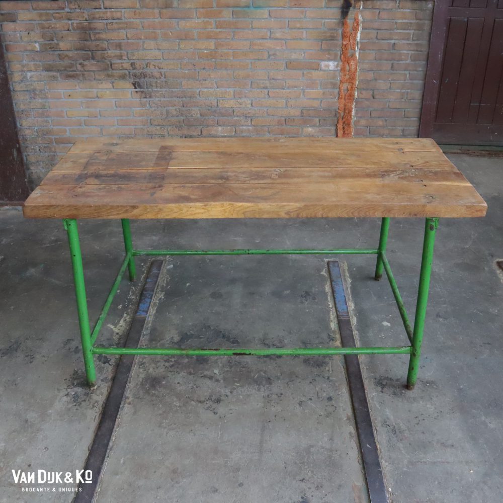 Industriële tafel met houten blad