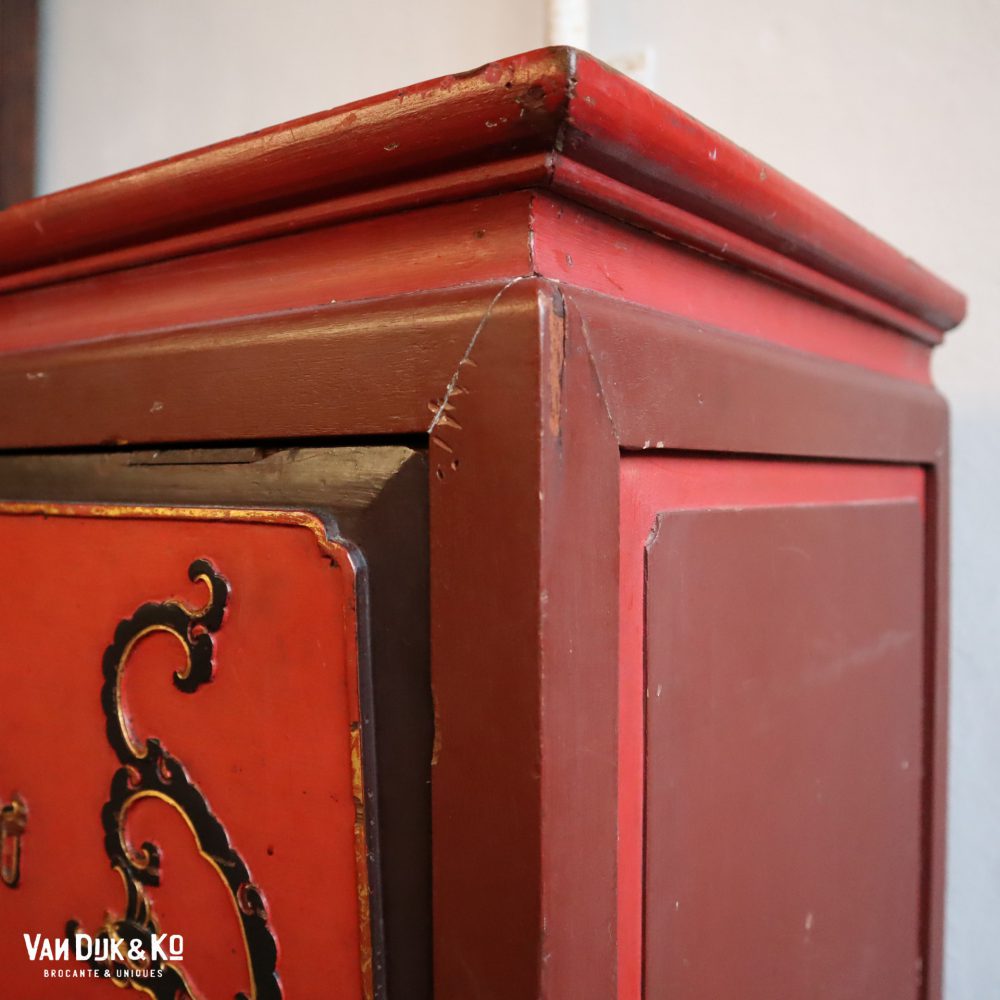 Rood houten kastje