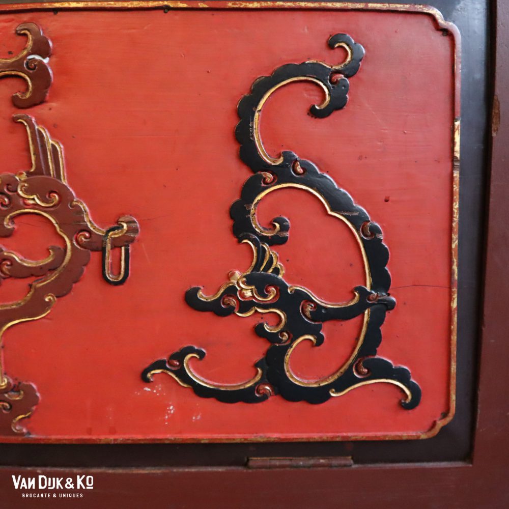 Rood houten kastje