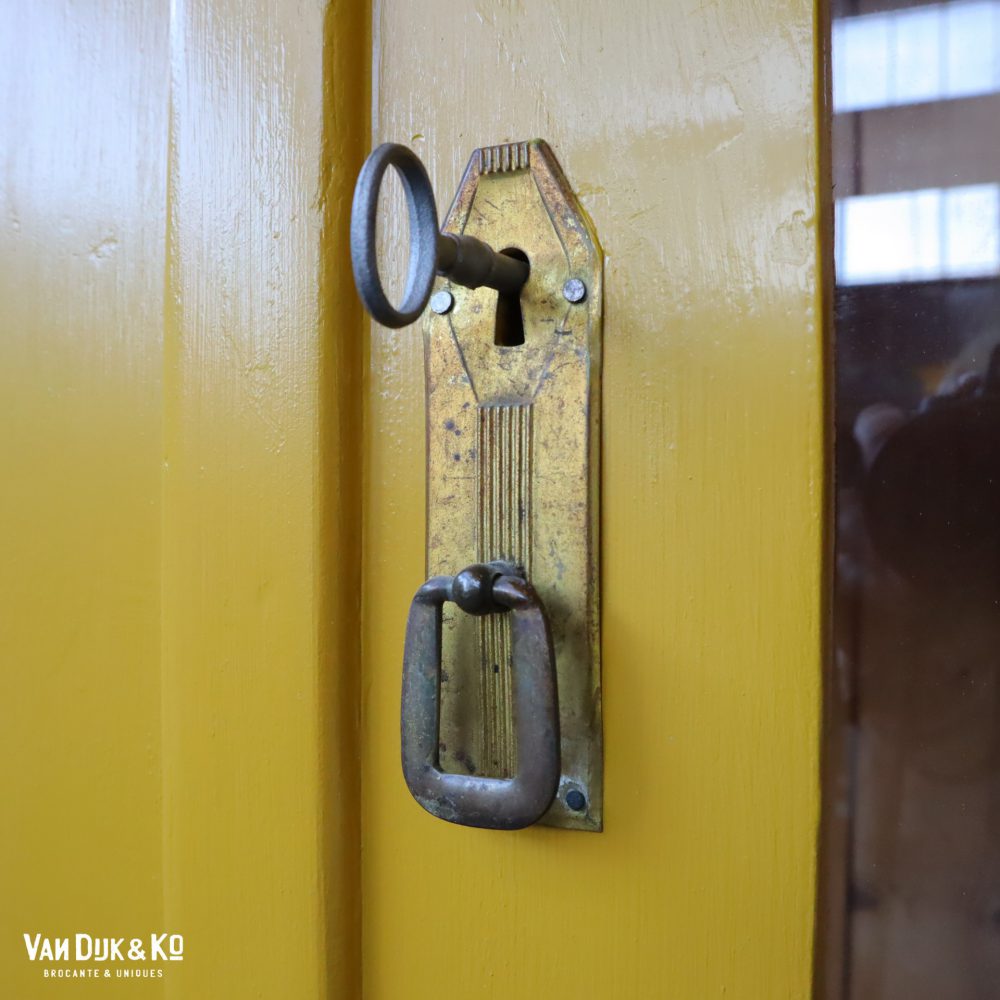 Gele vitrinekast - Afbeelding 8
