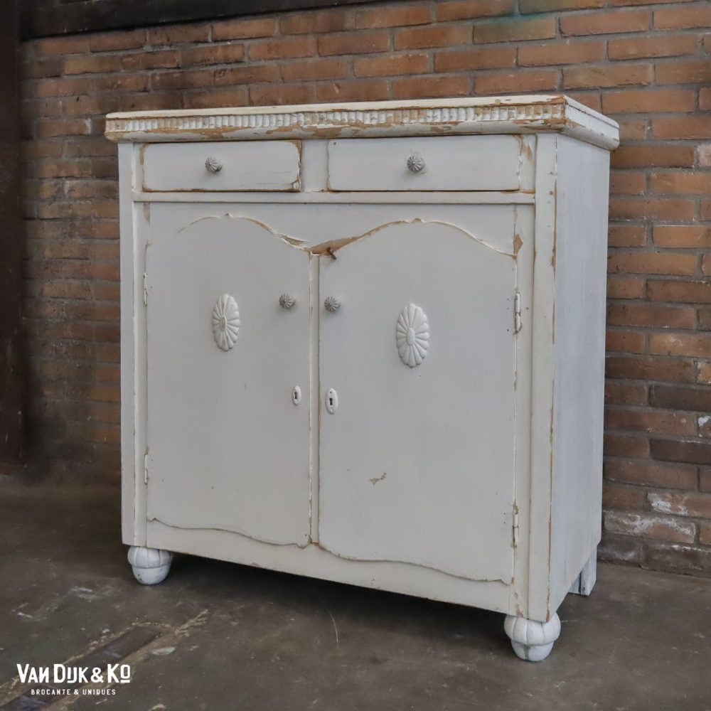 Sierlijke brocante commode