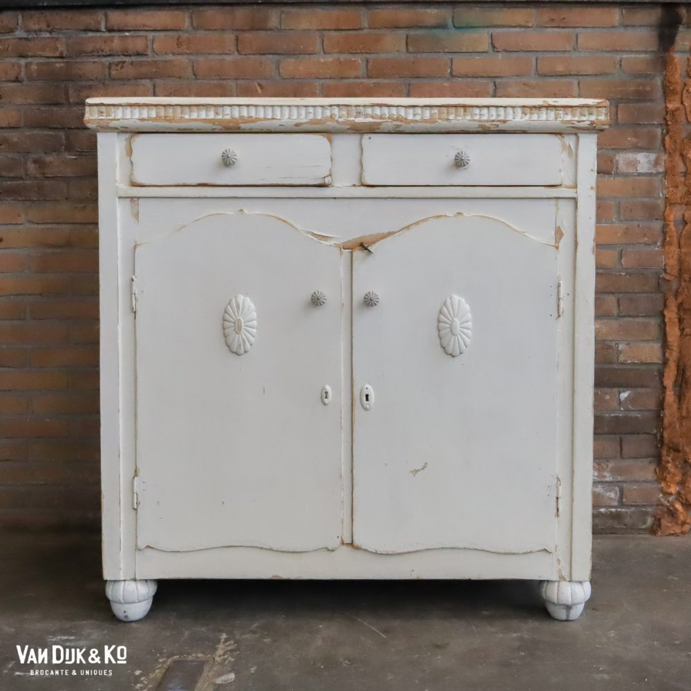 Sierlijke brocante commode