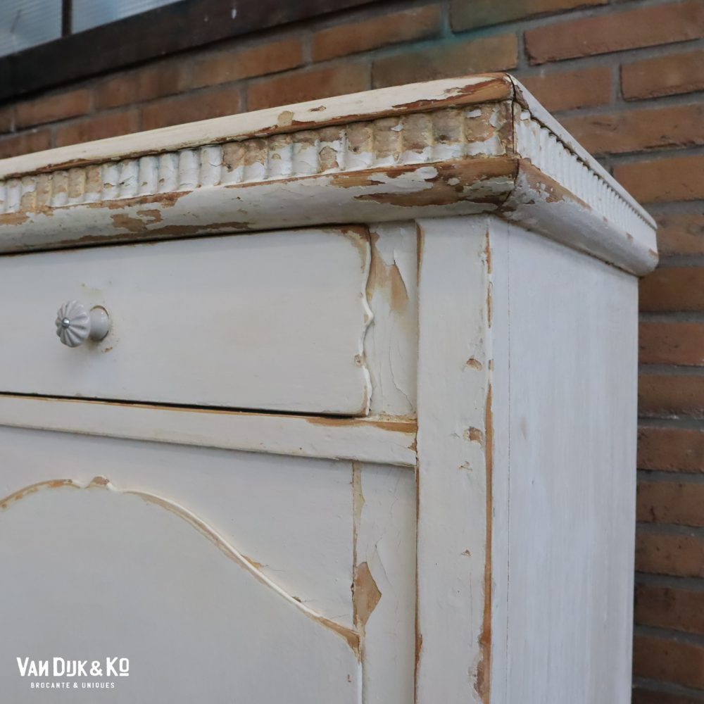 Sierlijke brocante commode