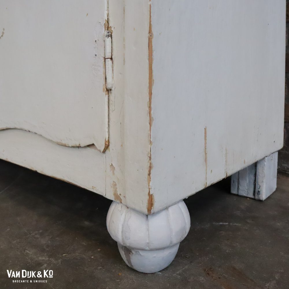 Sierlijke brocante commode