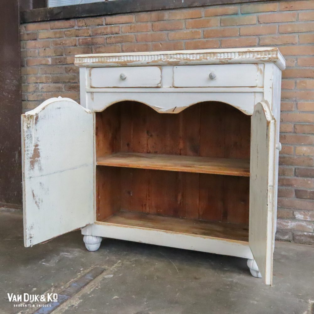 Sierlijke brocante commode