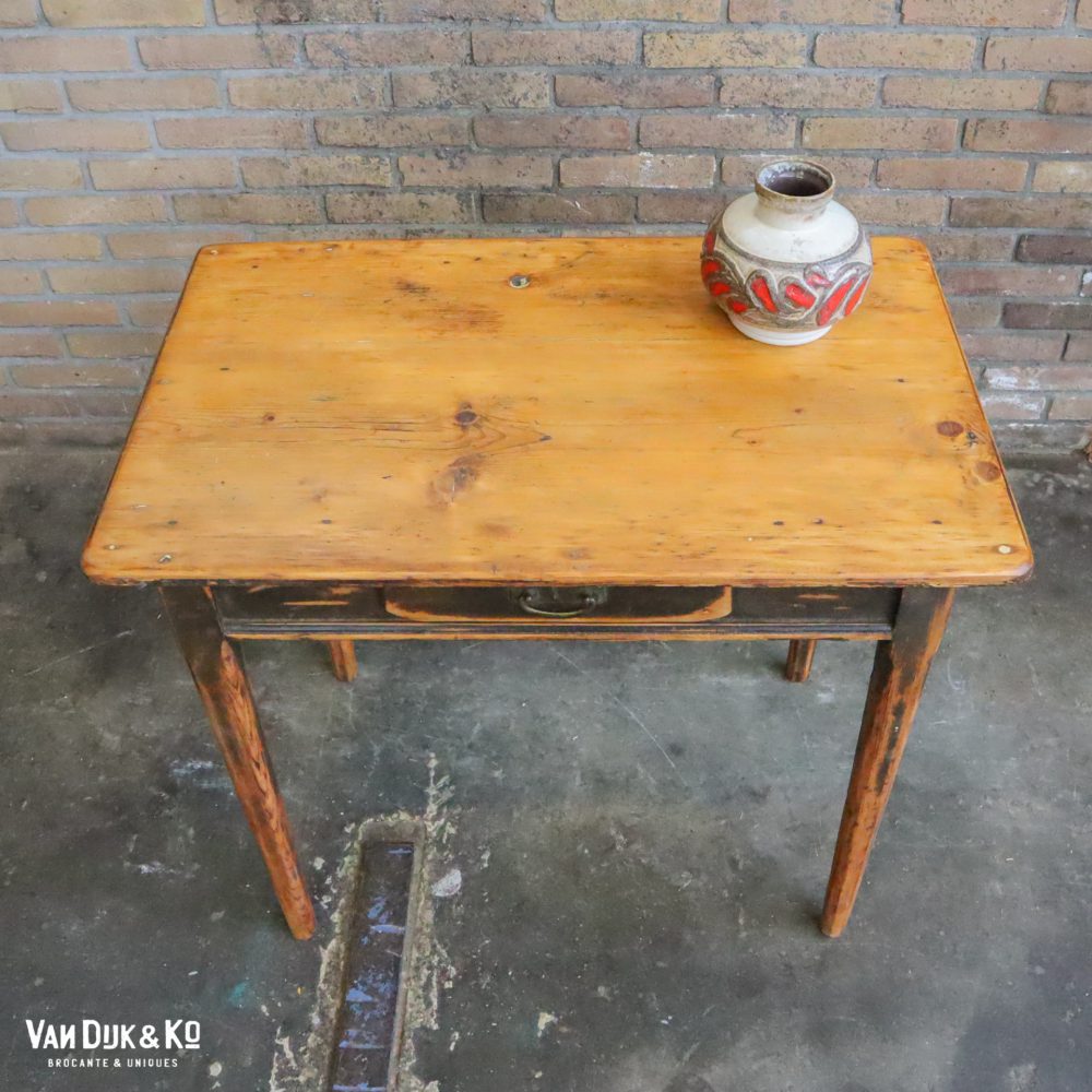 Houten tafel met lade