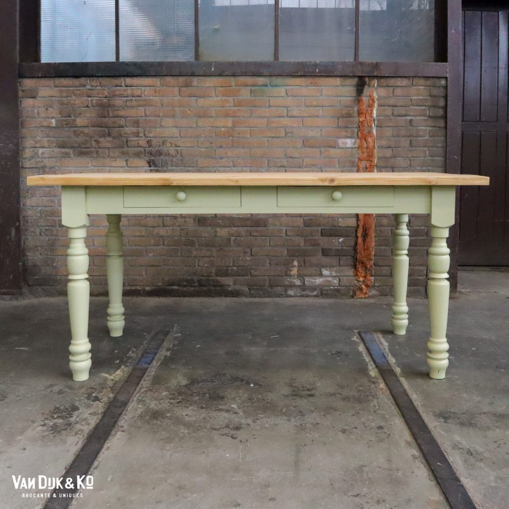 Mintgroene eettafel