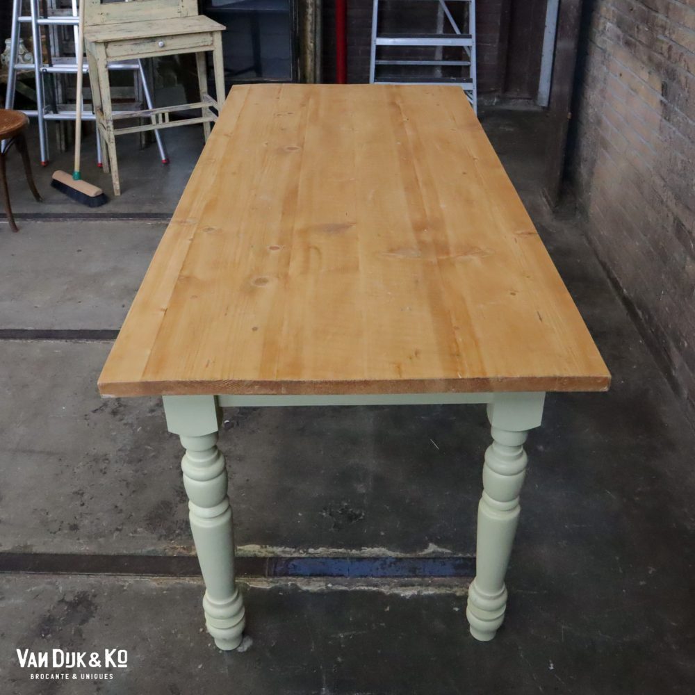 Mintgroene eettafel