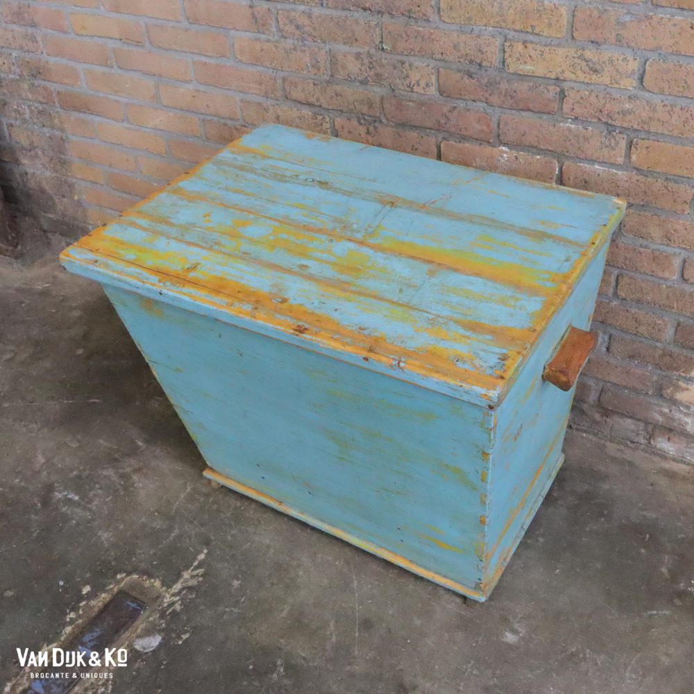 Blauwe houten kist