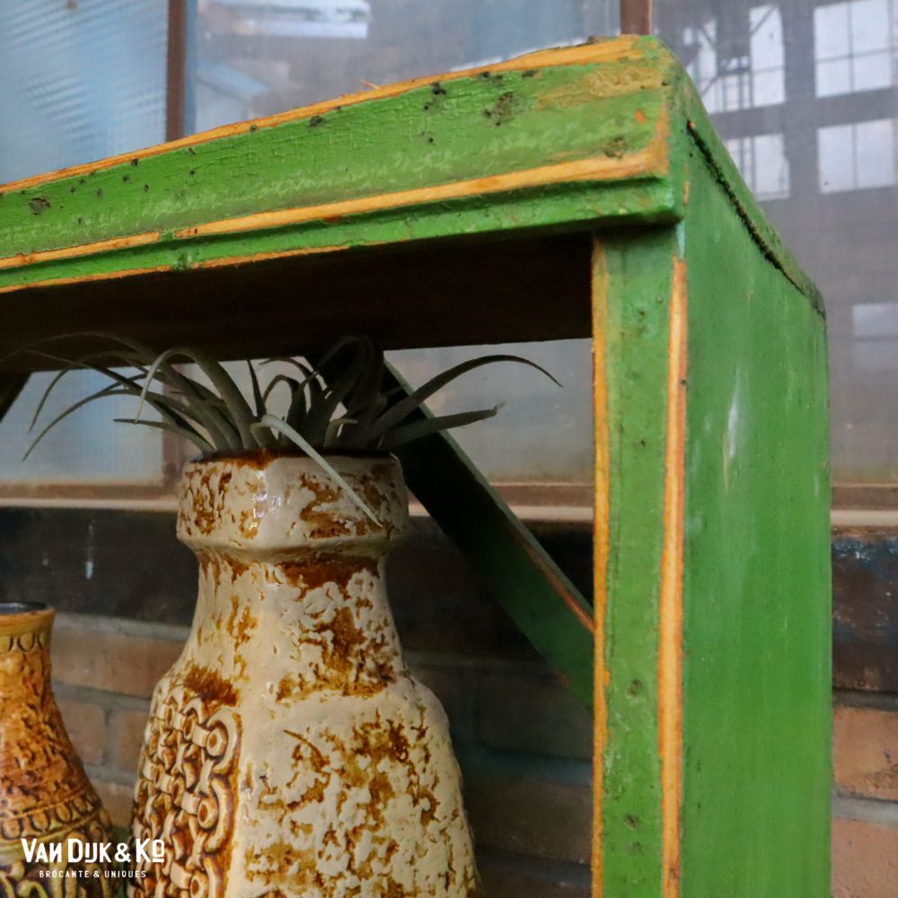 Groene boekenkast open kast