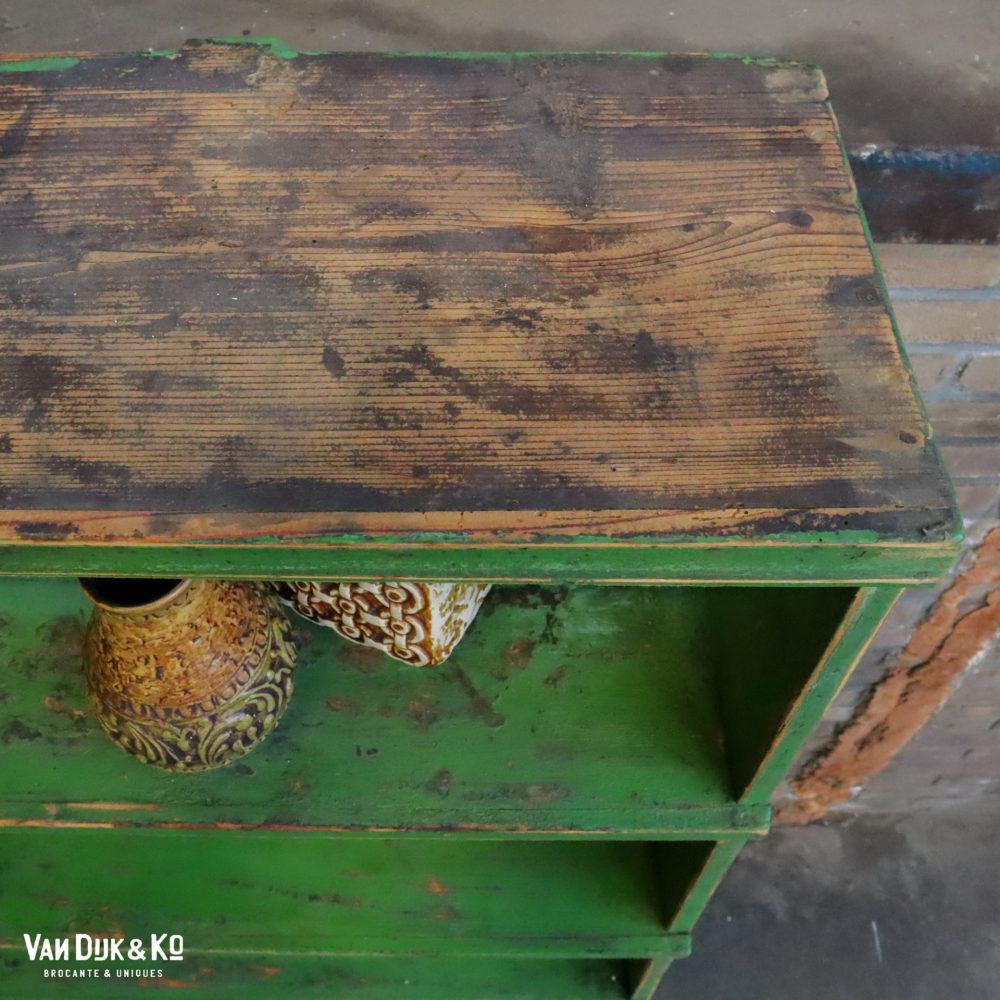 Groene boekenkast open kast