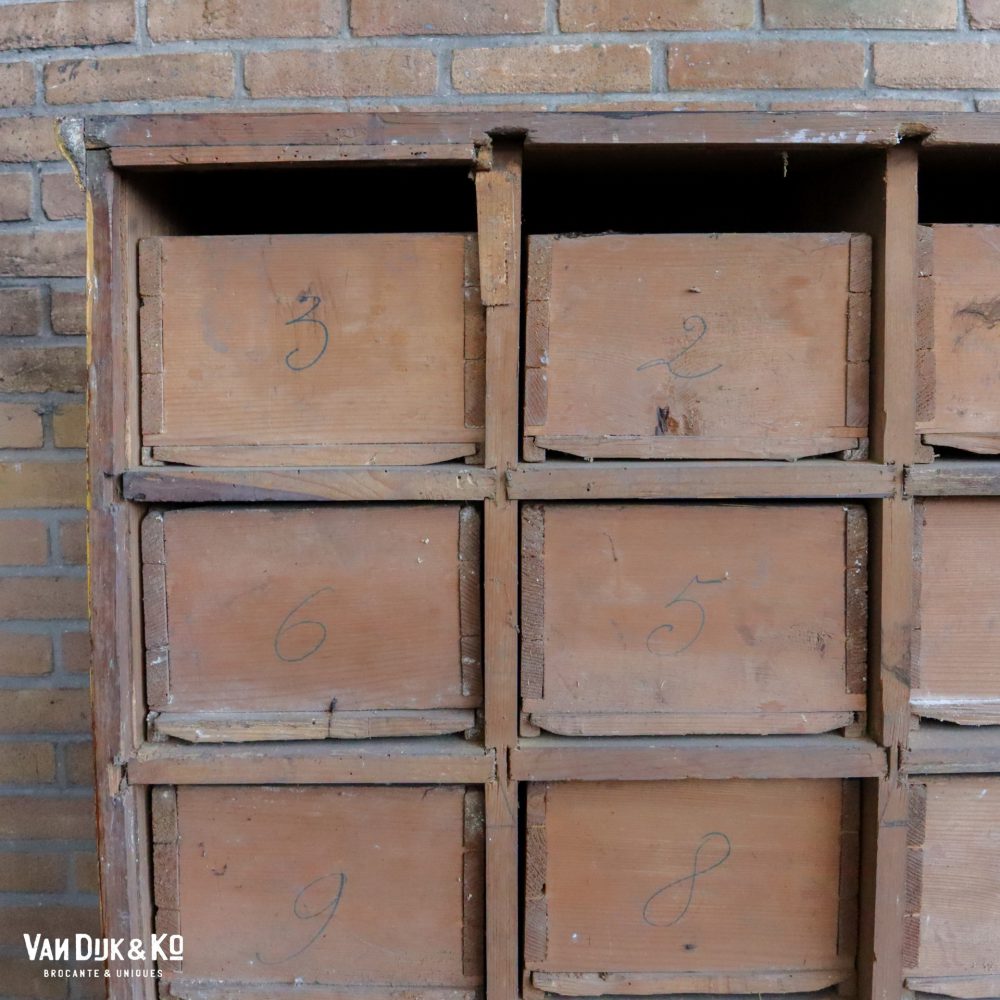 Bruine houten ladekast