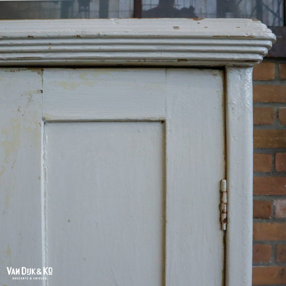 Witte houten linnenkast