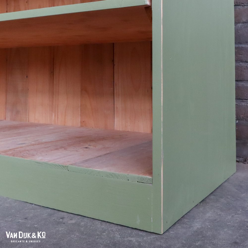 Grote groene houten winkelkast