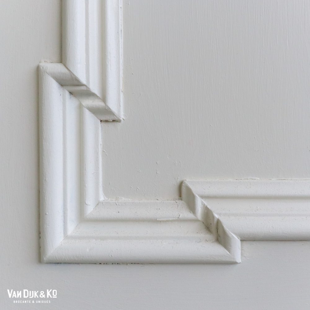 Witte linnenkast