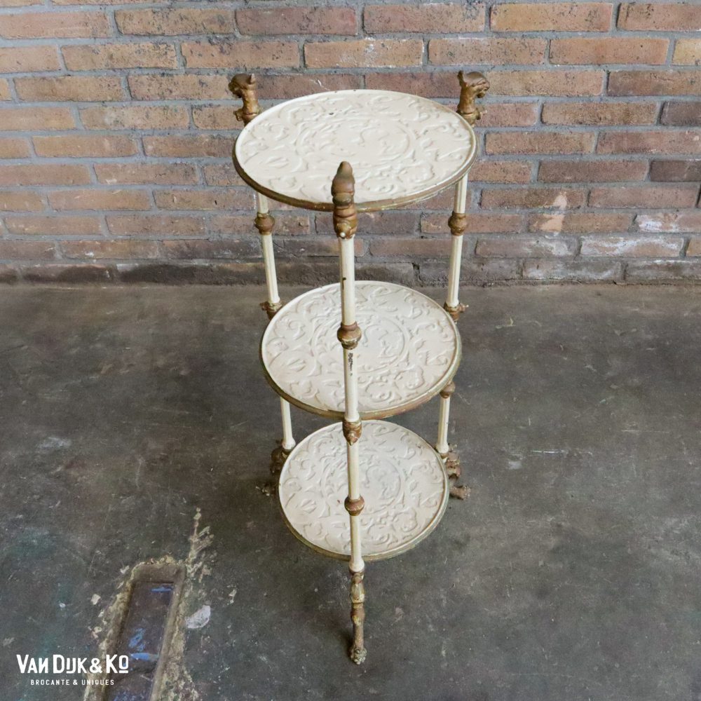 Vintage etagere