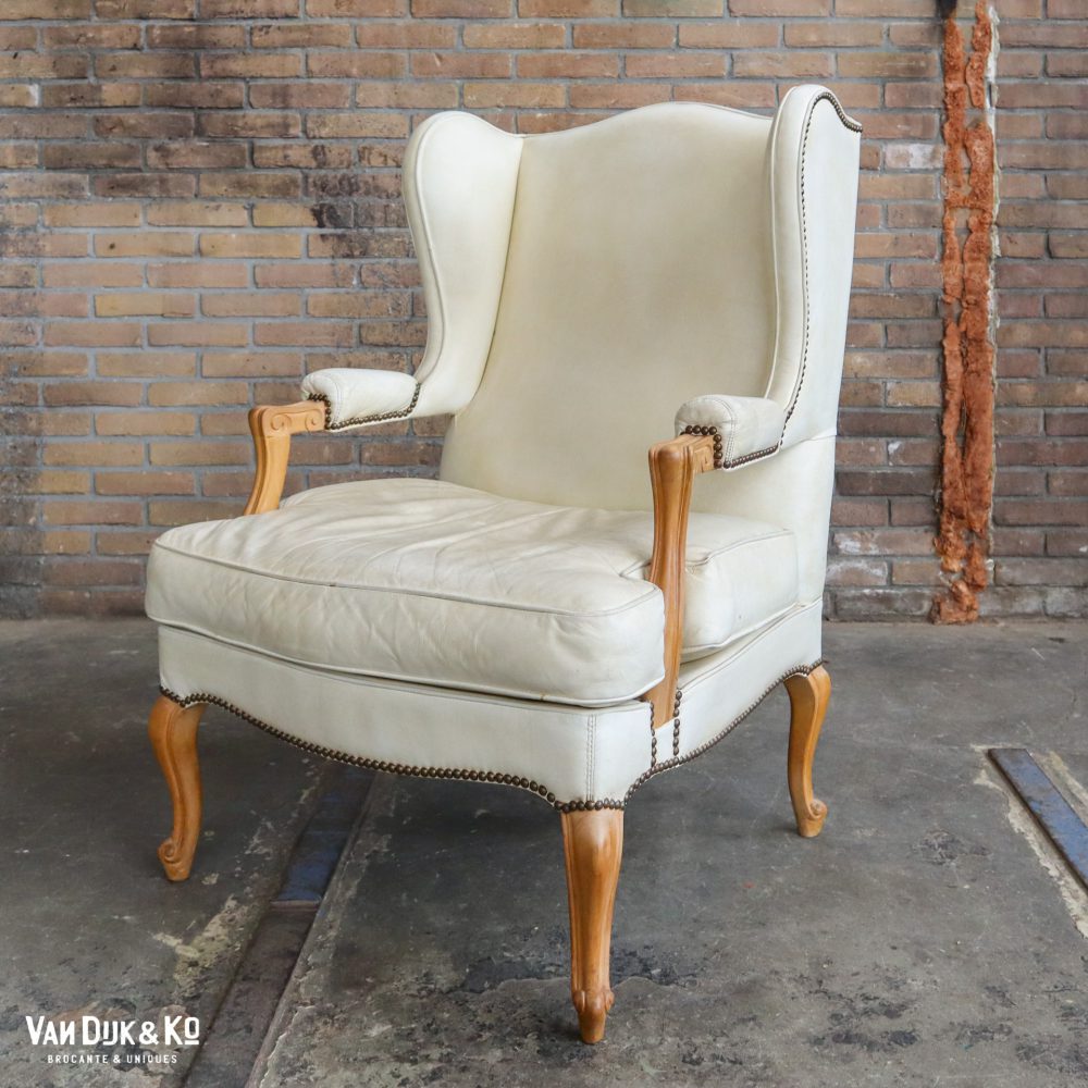 Witte fauteuil