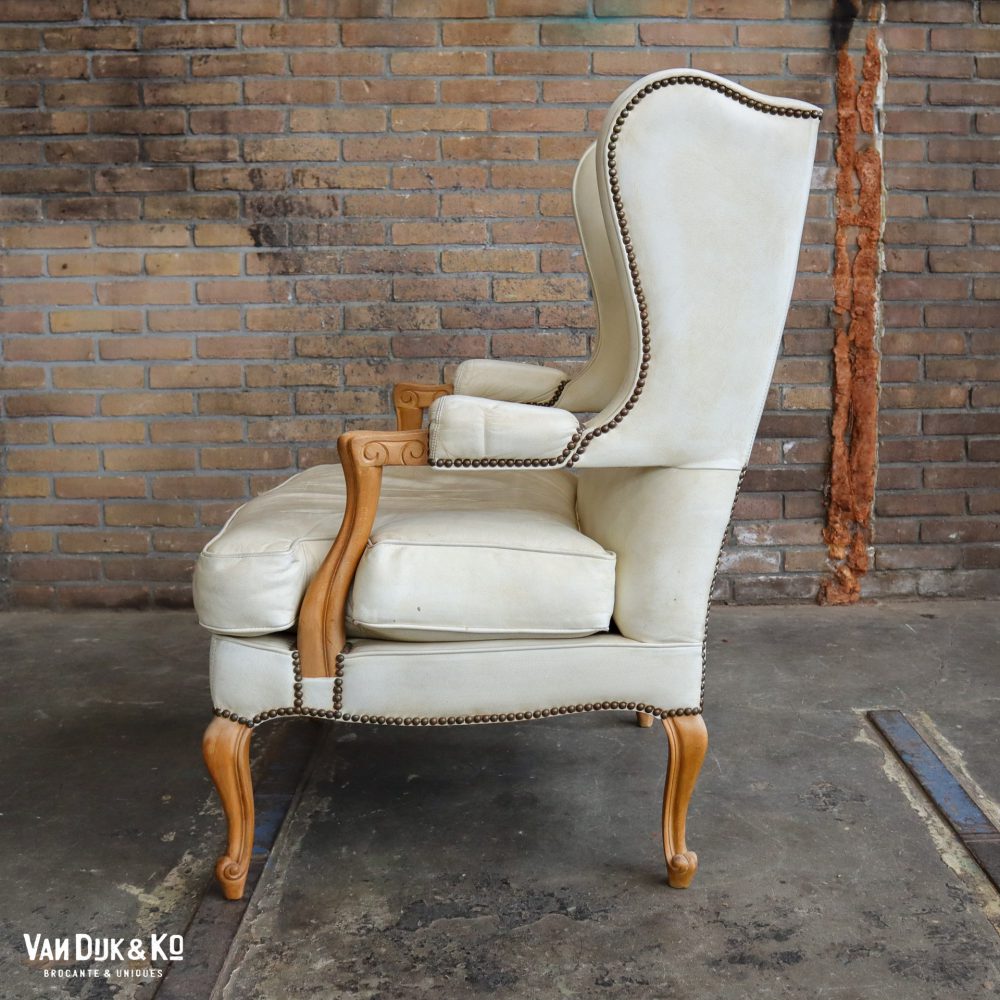 Witte fauteuil