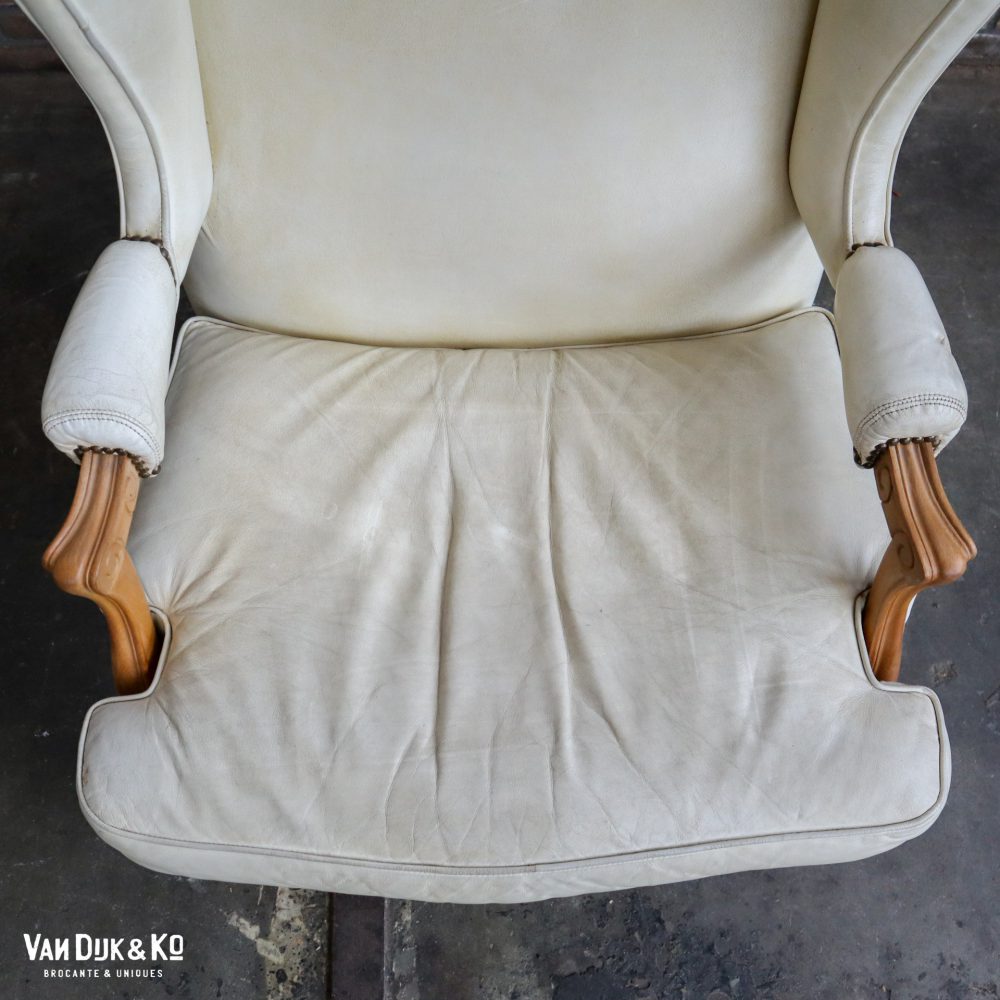 Witte fauteuil