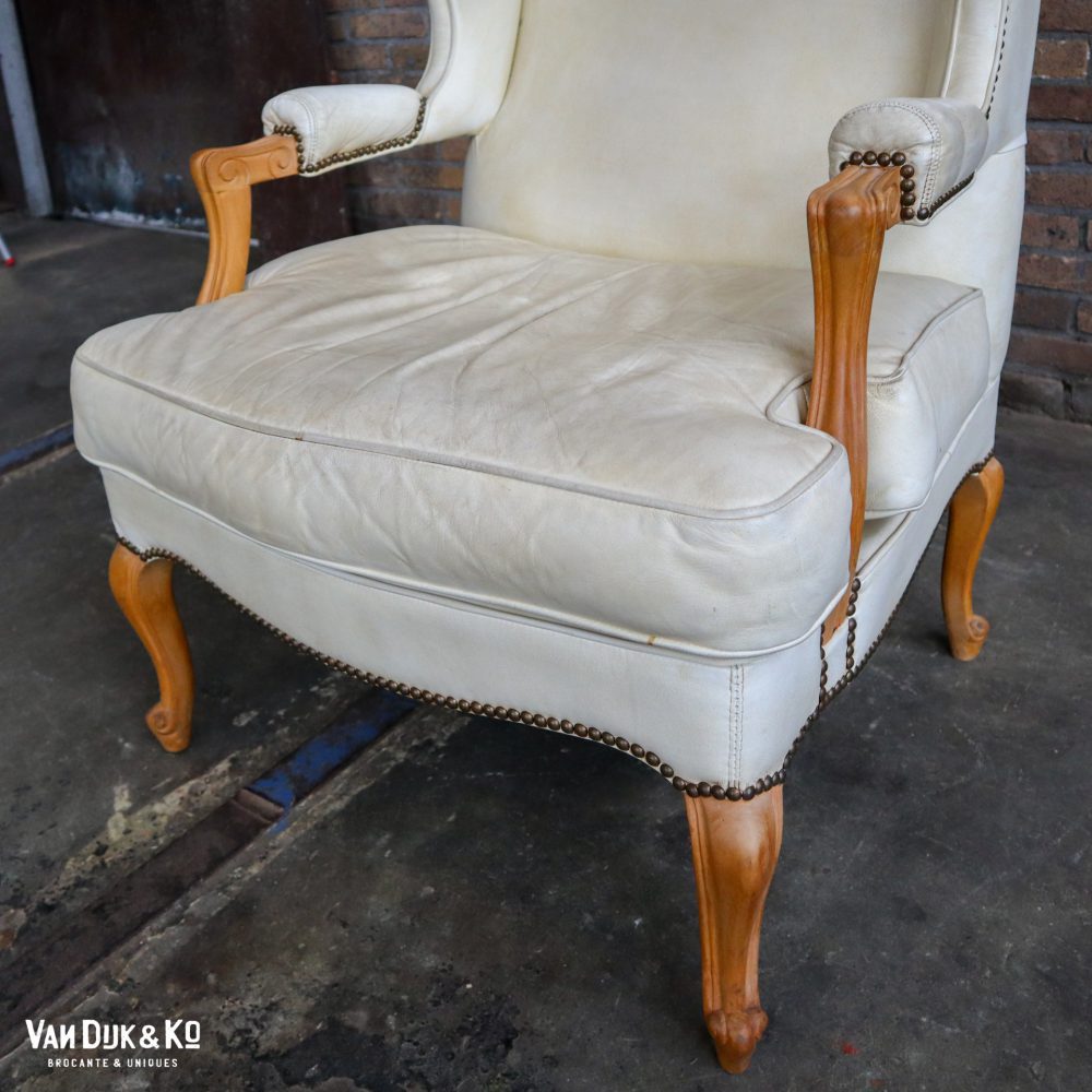 Witte fauteuil