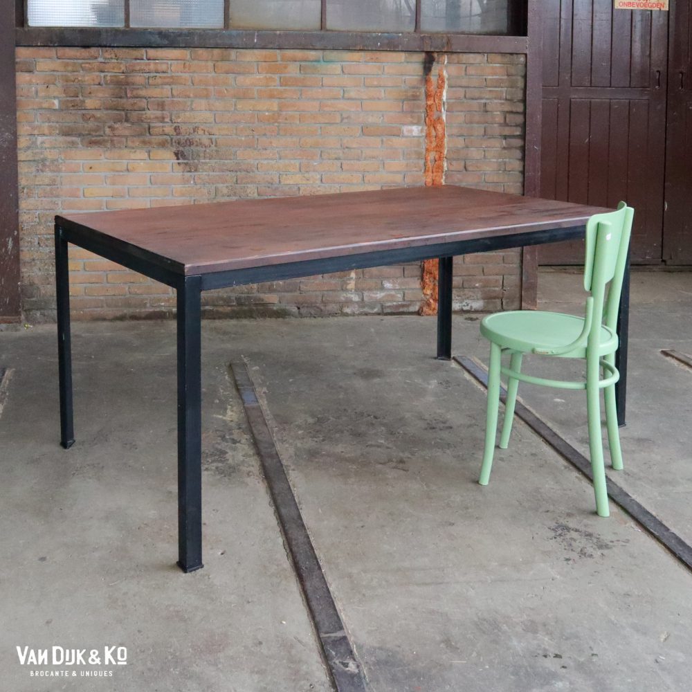 tafel met zwart metalen frame