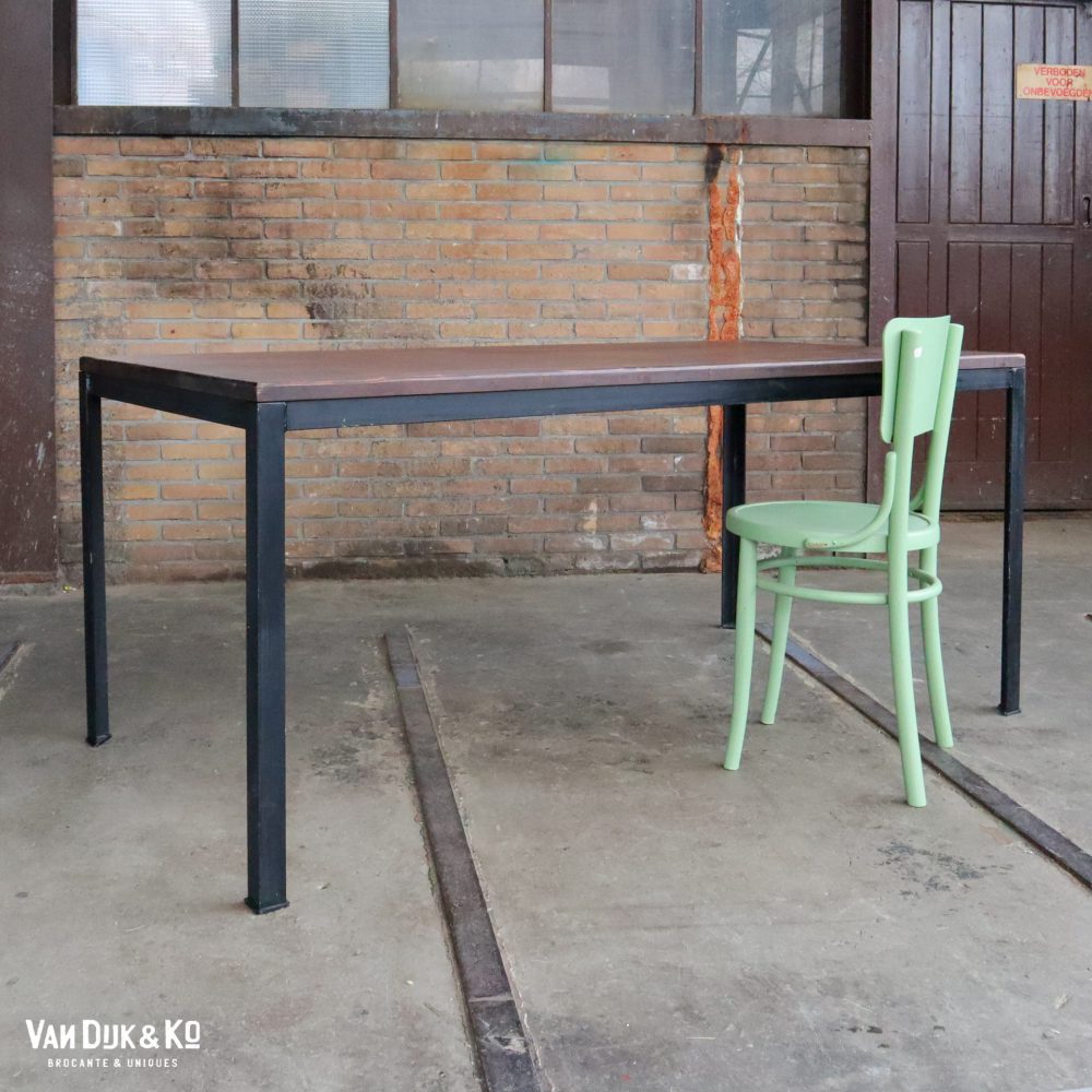 tafel met zwart metalen frame