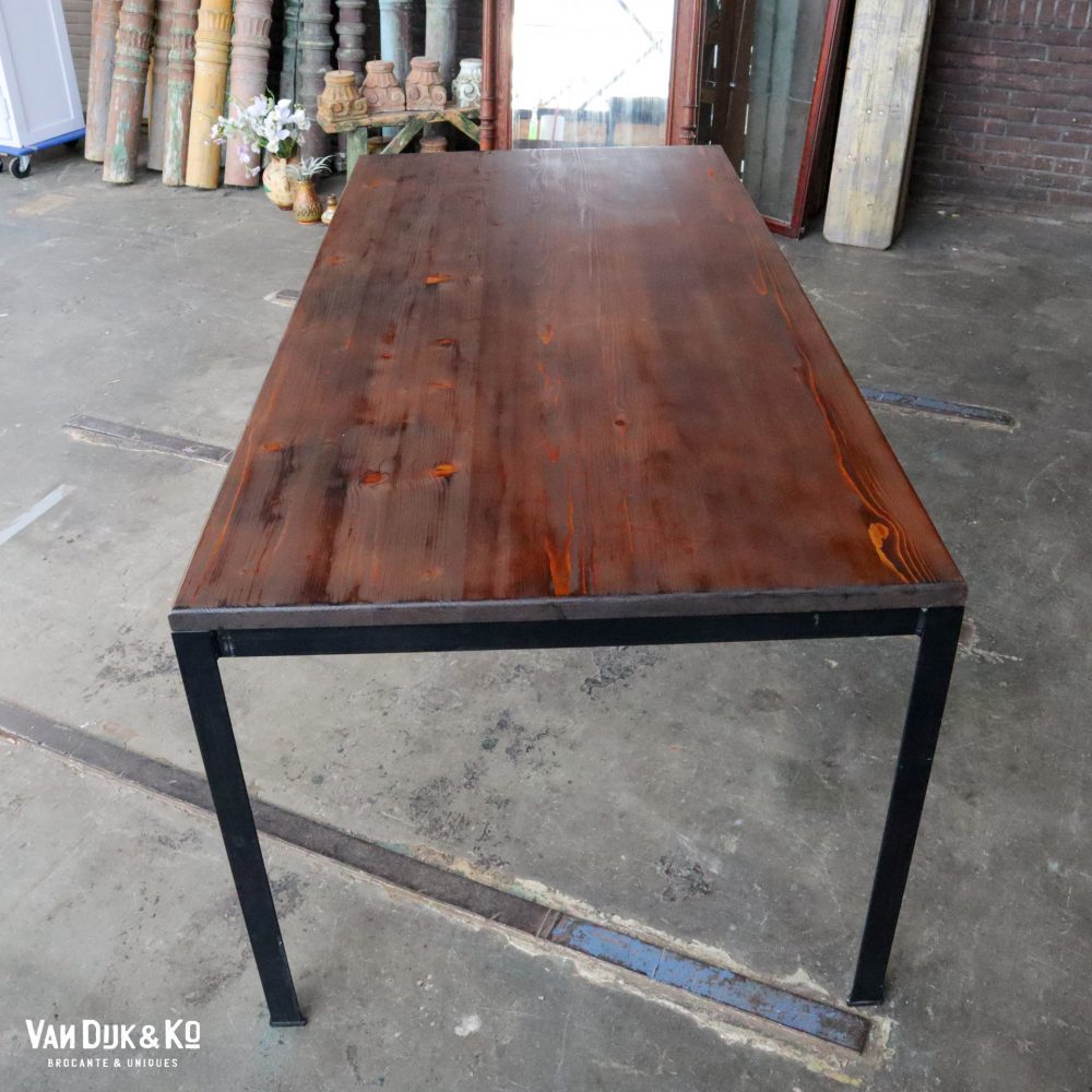 tafel met zwart metalen frame