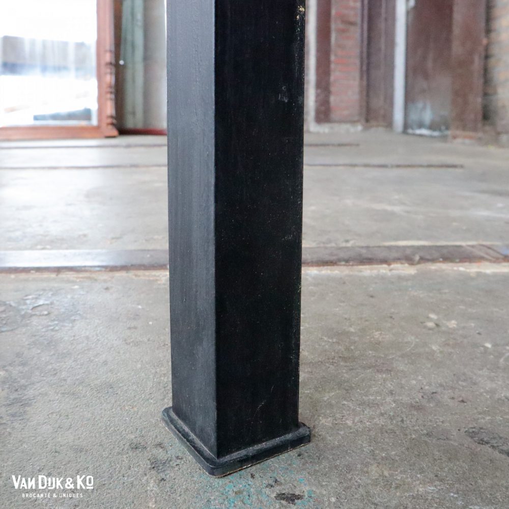 Tafel met zwart metalen frame - Afbeelding 9
