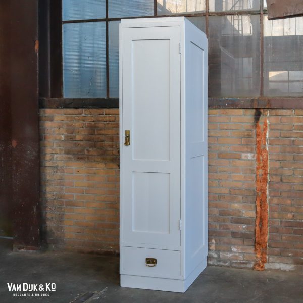 Witte eendeurs linnenkast