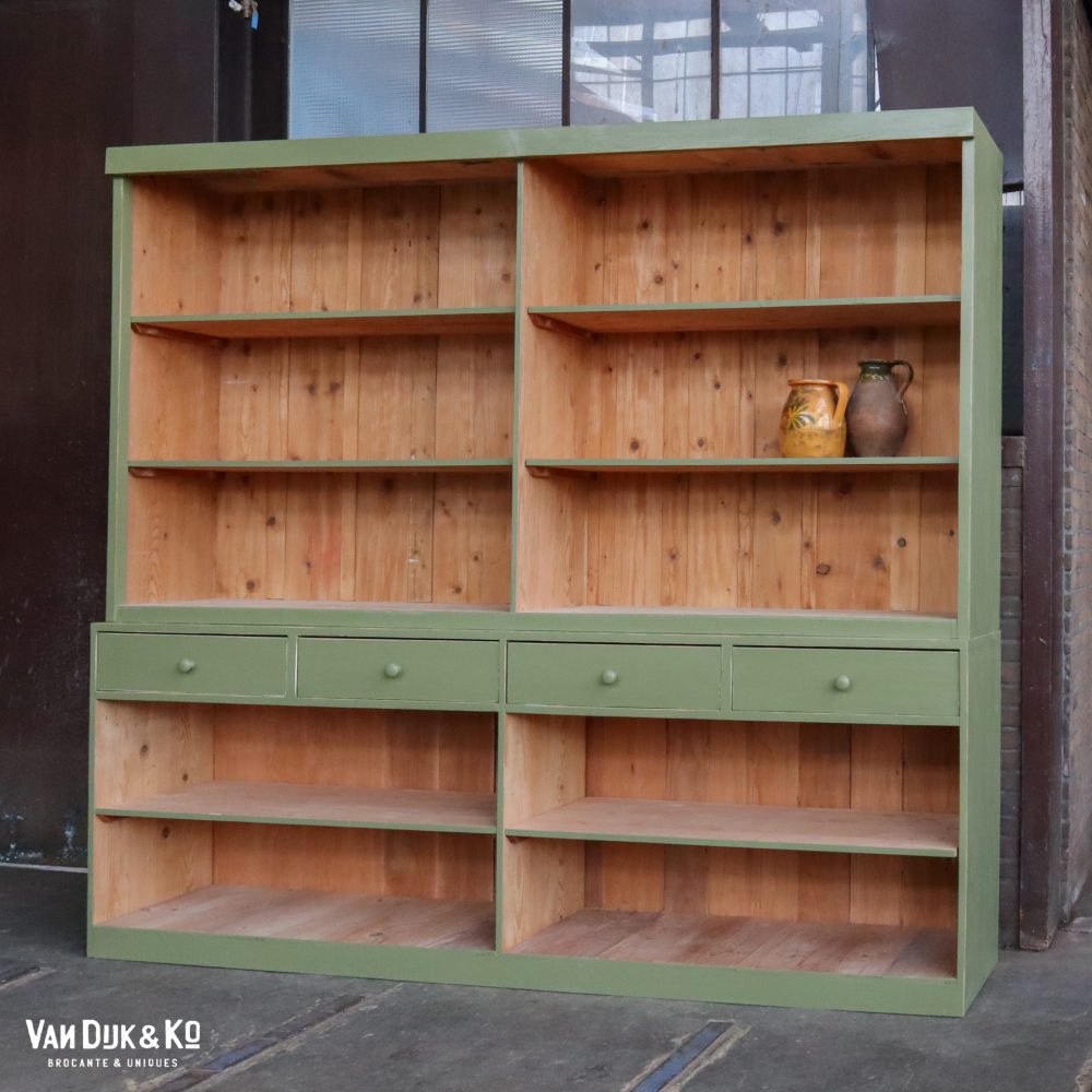 Grote groene houten winkelkast