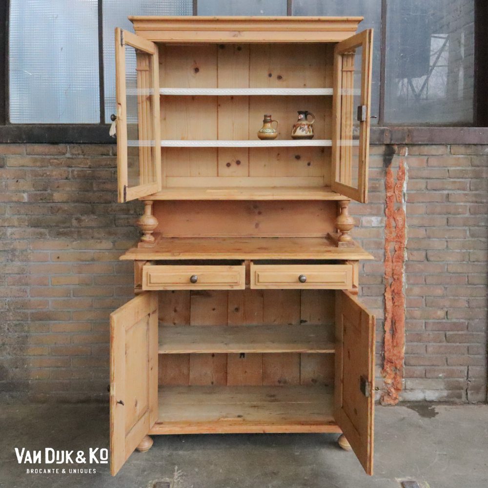 Blanken houten buffetkast