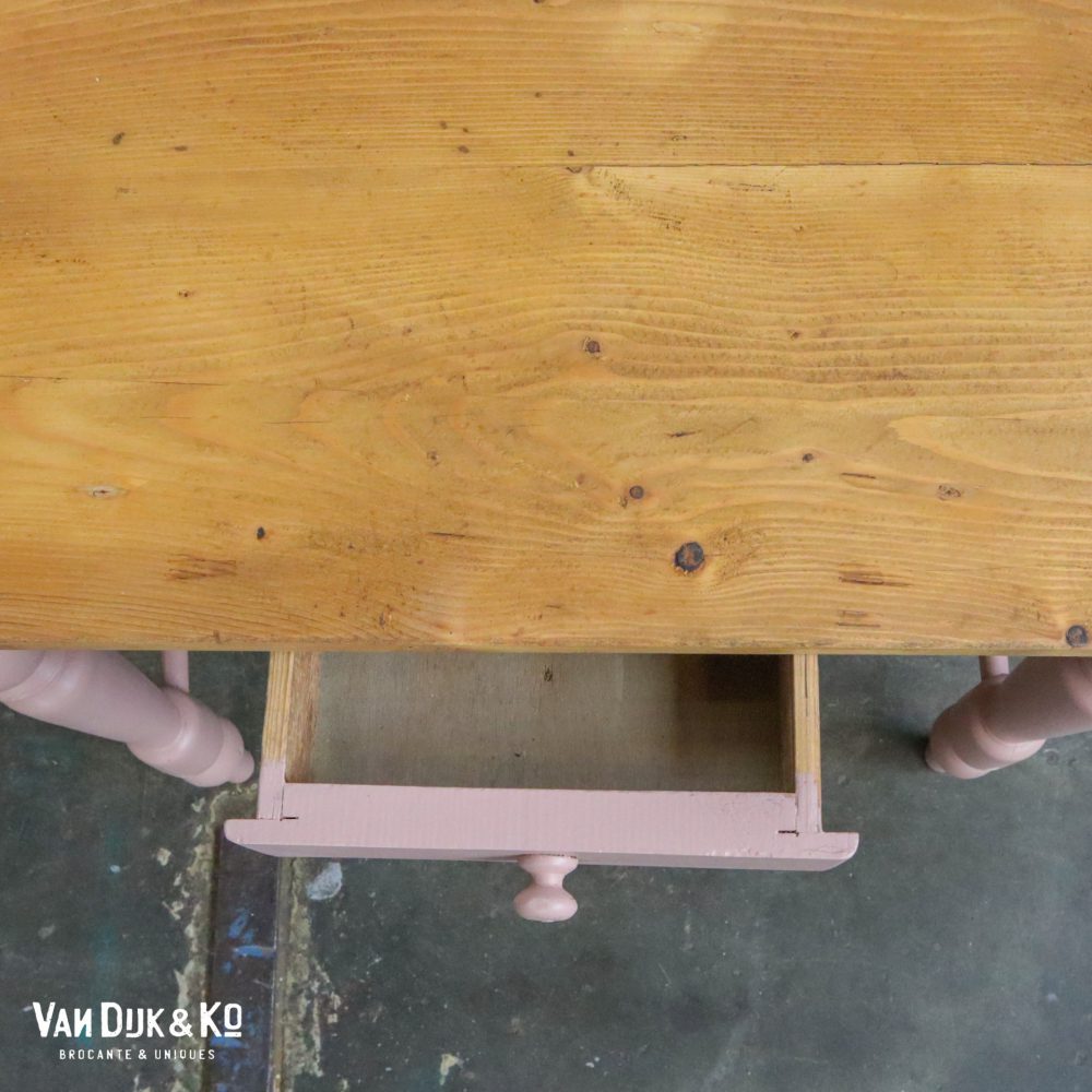 Roze tafel met lade