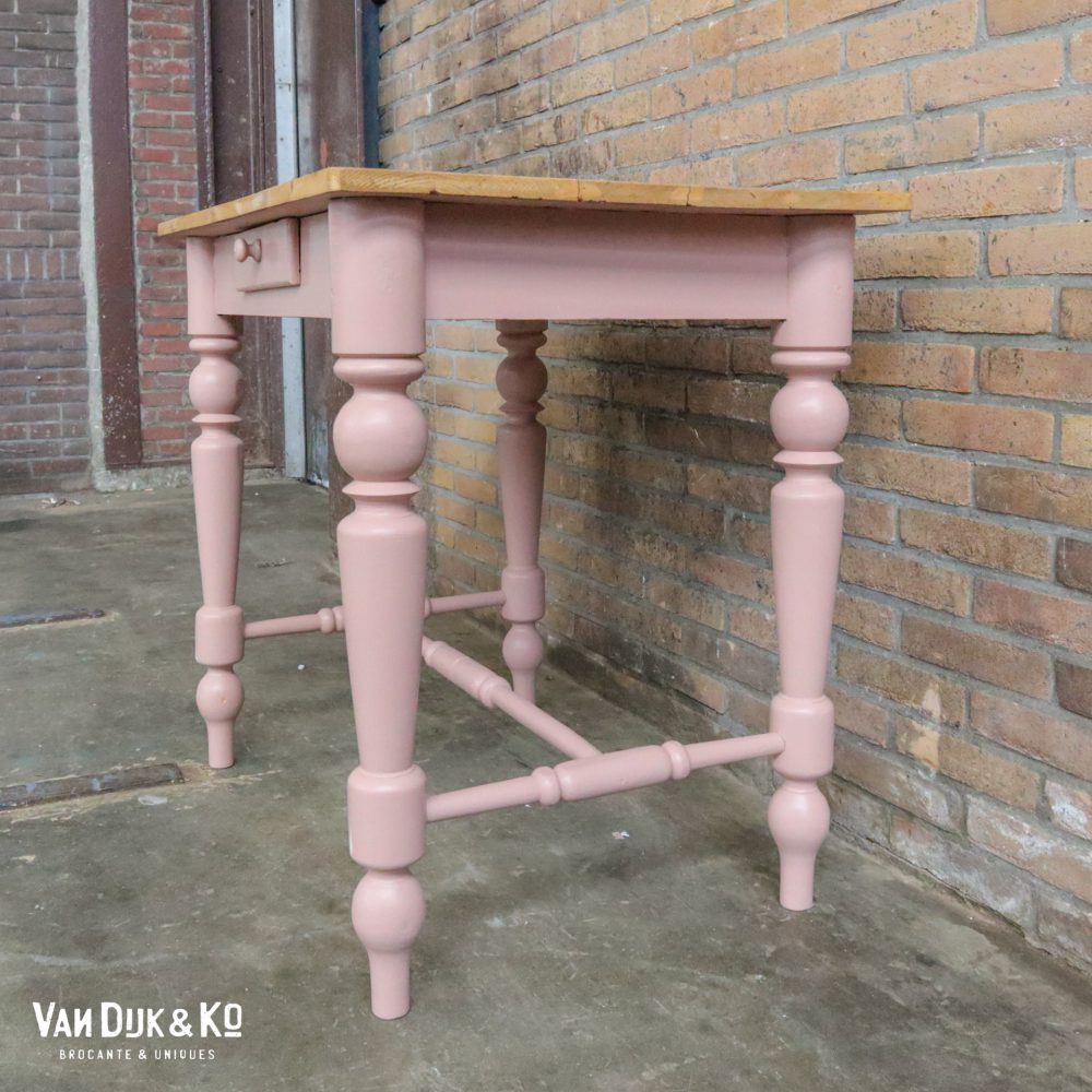 Roze tafel met lade