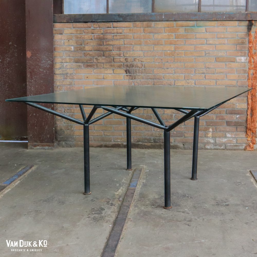 Glazen eettafel
